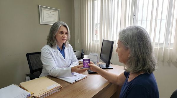 Médica com paciente